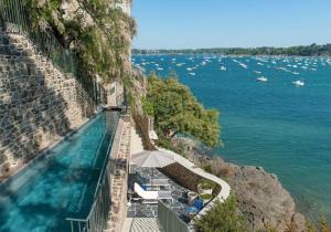 uma vista para uma massa de água com barcos em Dinard, très bel appartement***** avec vue sur mer em Dinard