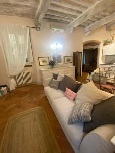 a living room with a white couch in a room at Casa Biondi in Cortona