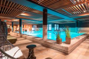 una gran piscina con plantas en un edificio en Hotel-Restaurant Erbprinz en Ettlingen