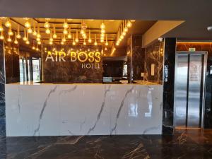 イスタンブールにあるAir Boss Istanbul Airport and Fair Hotelの大理石のカウンター付きのエアボスホテルロビー