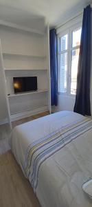 um quarto com uma cama com lareira e uma janela em Histoire de Loire - LAYON em Saumur
