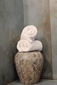 a white towel sitting on top of a vase at Moft Loft. Lovely, comfy apartment. in Cluj-Napoca