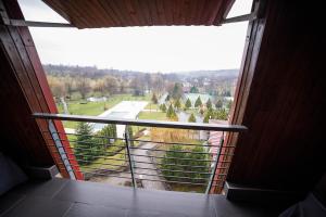 巴亚斯普列秘密花园酒店的享有街道景致的窗户