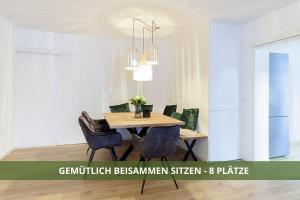 een eetkamer met een tafel en 2 stoelen bij Die Fichtelsuite 1-6 Pers Ferienwohnung nahe Ochsenkopf Süd 800m in Fleckl in Warmensteinach