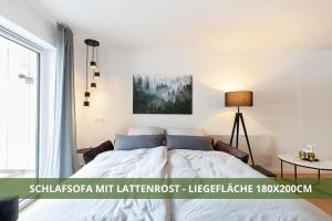 um quarto com uma cama grande num quarto em Die Fichtelsuite 1-6 Pers Ferienwohnung nahe Ochsenkopf Süd 800m in Fleckl em Warmensteinach