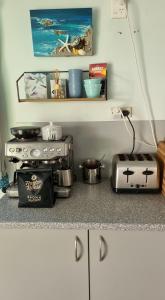 Imagine din galeria proprietății Raglan West Retro Beach Vibe Accommodation în Raglan +17 fotografii