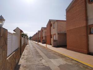 una calle vacía en un callejón con edificios en Villas Las Norias Orangecosta, en Peñíscola