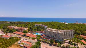 einen Luftblick auf ein Resort mit einem Pool in der Unterkunft Armas Kaplan Paradise in Tekirova