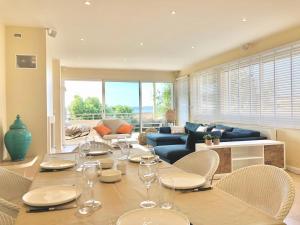 un comedor con una mesa con copas de vino. en Villa Montfleuri, vieille ville à pieds, vue mer, piscine, 8 pers en Sainte-Maxime