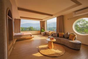 sala de estar con sofá y ventana grande en Melody Retreat - Venuestay en Hòa Bình