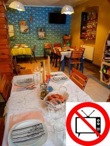 uma sala de jantar com uma mesa com um prato de comida em Papa la Șoni Gastro-Pensiune em Borsec