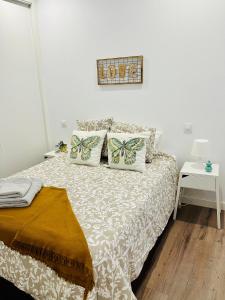 um quarto com uma cama com almofadas em Villa Mercedes em Toledo