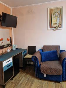 sala de estar con sofá y escritorio en Amaraz Center, en Sibiu