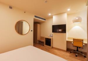 TV a/nebo společenská místnost v ubytování Bloom Hotel - Jalandhar