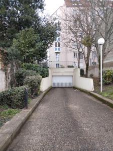 een oprit met een garage voor een huis bij Appartement entier avec parking gratuit proche de Paris et Aéroport d'Orly in Thiais