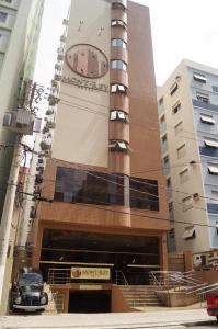 un edificio con un coche aparcado delante de él en Hotel Mont Rey, en São Vicente