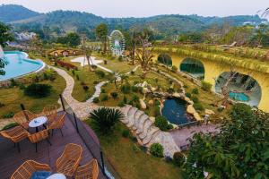 ośrodek z ogrodem i basenem w obiekcie Melody Retreat - Venuestay w mieście Hòa Bình