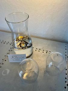 奧爾登堡的住宿－Kläve12 Guesthouse，坐在桌子上的一个玻璃瓶