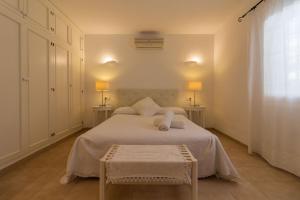 une chambre avec un lit avec deux tables et deux lampes dans l'établissement Villa Albaladejo, à Can Furnet