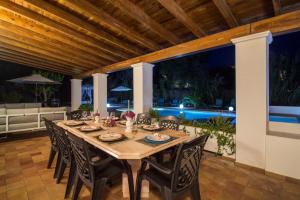 une salle à manger avec une table et des chaises dans l'établissement Villa Albaladejo, à Can Furnet