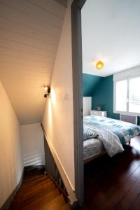 um quarto com uma cama e uma janela em Zénithouse em Éterville