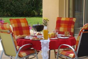 una mesa con platos de comida y sillas en Les carpes a limoges en Limoges