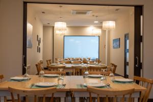 a large conference room with a large projection screen at Hotel Oca Insua Costa da Morte in Cee