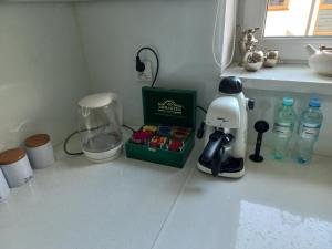 blat kuchenny z pudełkiem kawy i blenderem w obiekcie Apartament IGA w Białej Podlaskiej +35 zdjęć