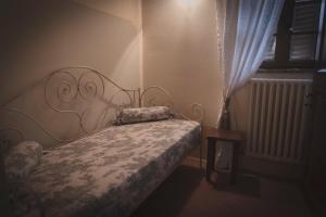 Campiglia dʼOrciaにあるAgriturismo La Paciarellaのベッドルーム1室(ヘッドボード付きのベッド1台、窓付)