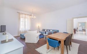 una cucina e un soggiorno con tavolo e sedie di Apartment Gospar a Dubrovnik
