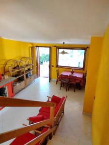 a living room with a table and a dining room at Villa Fiorilla in Geremèas