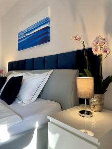 - une chambre avec un lit et une table fleurie dans l'établissement Apartments Corina, à Zagreb