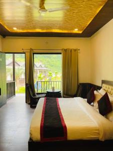 - une chambre avec un grand lit et une grande fenêtre dans l'établissement Mj River Resort by DLS Hotels, à Shivpuri