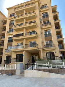 un edificio alto con balcones a un lado. en Families Only - Rehab 2 - Two Bedrooms Flat for you en Burg el-Ḥudûd