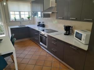 Köök või kööginurk majutusasutuses Praia D'El Rey Luxury Apartment
