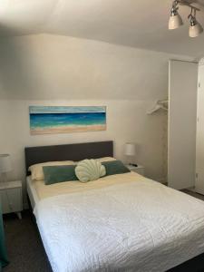 1 dormitorio con 1 cama con una foto del océano en Stylowy pokój dla dwojga w zacisznej okolicy, en Sopot