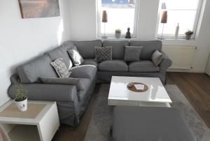 a living room with a couch and a coffee table at Haus ohne Namen Juist in Juist