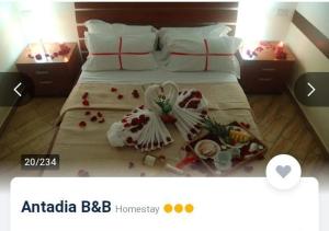 una habitación de hotel con una cama con flores. en Antadia, en Palermo