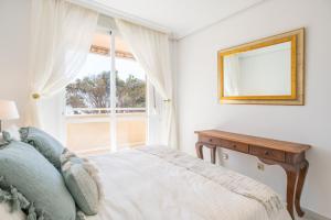 A bed or beds in a room at Apartamento familiar vistas al mar by Rent Me