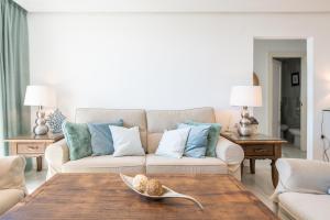 A seating area at Apartamento familiar vistas al mar by Rent Me