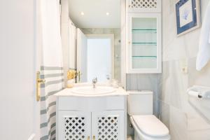 A bathroom at Apartamento familiar vistas al mar by Rent Me