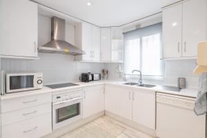 A kitchen or kitchenette at Apartamento familiar vistas al mar by Rent Me