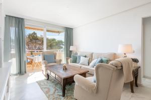 A seating area at Apartamento familiar vistas al mar by Rent Me