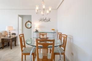 A seating area at Apartamento familiar vistas al mar by Rent Me