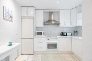 A kitchen or kitchenette at Apartamento familiar vistas al mar by Rent Me