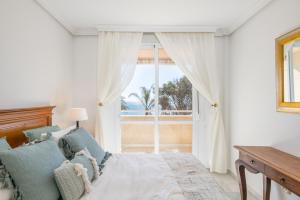 A bed or beds in a room at Apartamento familiar vistas al mar by Rent Me