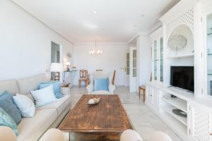 A television and/or entertainment centre at Apartamento familiar vistas al mar by Rent Me