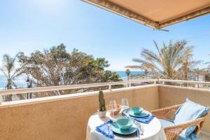 A balcony or terrace at Apartamento familiar vistas al mar by Rent Me