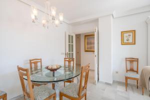 A seating area at Apartamento familiar vistas al mar by Rent Me