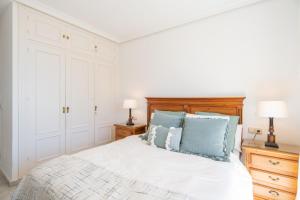 A bed or beds in a room at Apartamento familiar vistas al mar by Rent Me